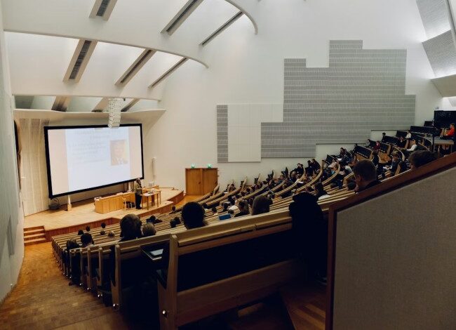 Frontalunterricht an Hochschulen: Veraltet oder immer noch sinnvoll?