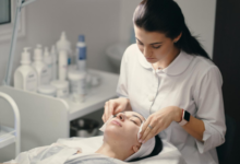 Kosmetik und Friseur unter einem Dach