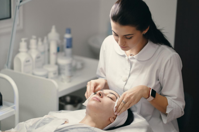 Kosmetik und Friseur unter einem Dach
